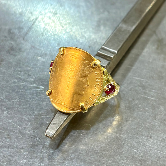 Bague Pièce - Or Jaune 750 & Pièce 10 Francs Marianne Coq & Rubis