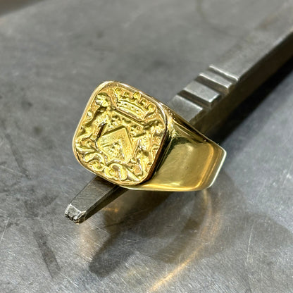 Bague Chevalière Blason Or Jaune 750 – Fremont - Main Image