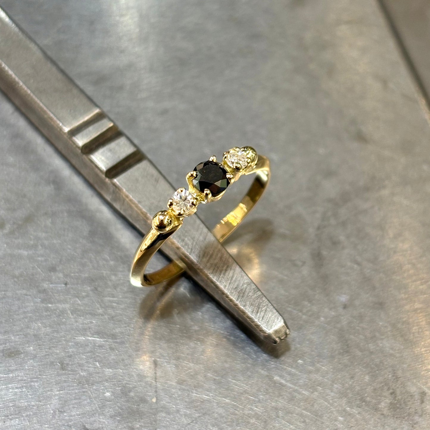 Bague Ponyo - Or Jaune 750 & Diamants Noir