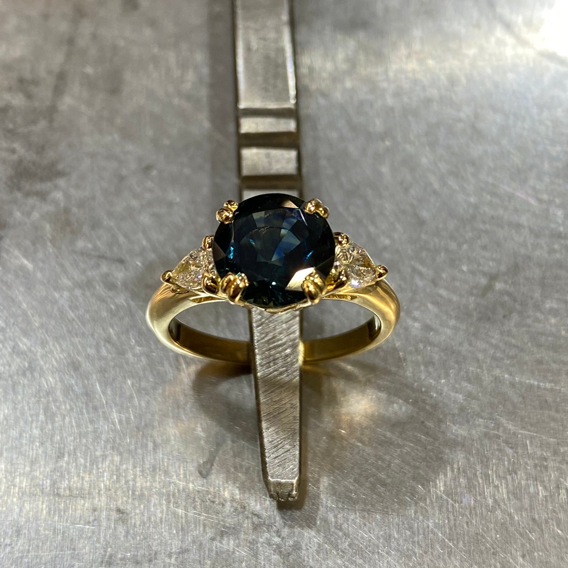 Bague Nausicaä - Or Jaune 750 Saphir & Diamants Création Fremont