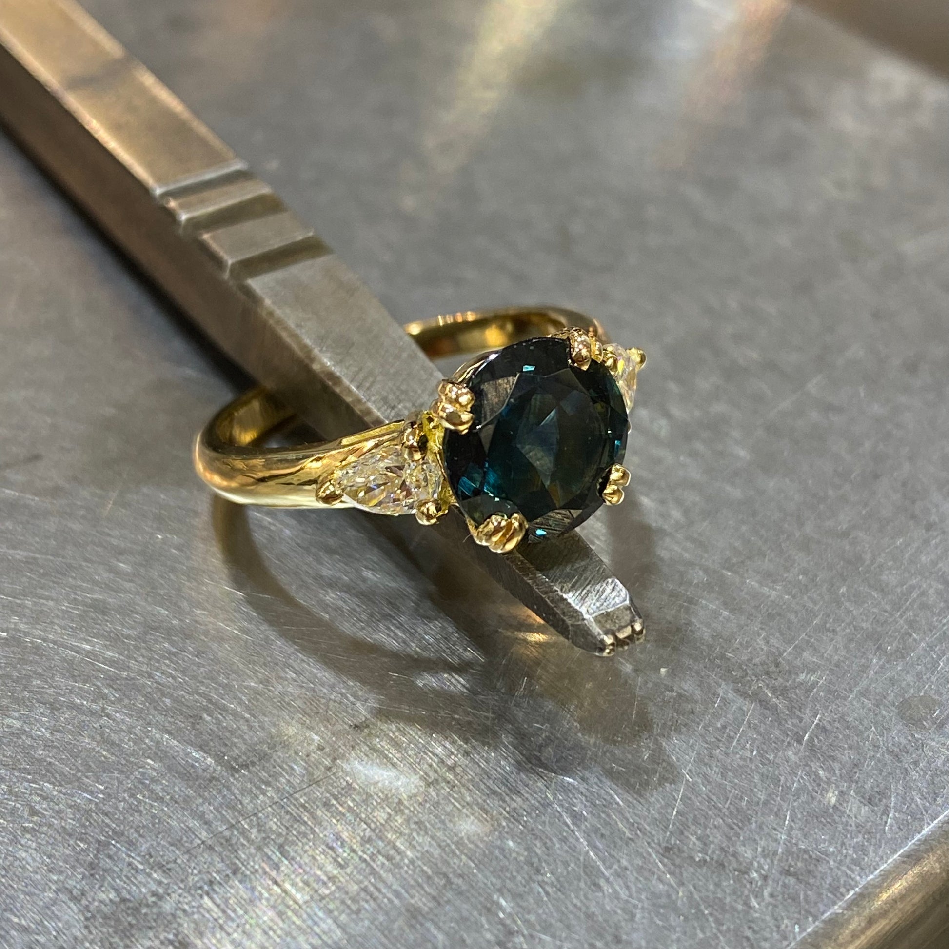 Bague Nausicaä - Or Jaune 750 Saphir & Diamants Création Fremont