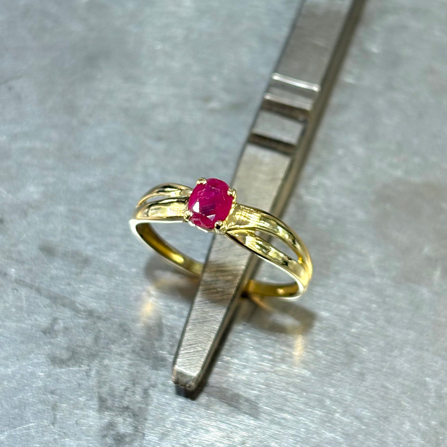 Bague Entrelacs - Or Jaune 750 & Rubis