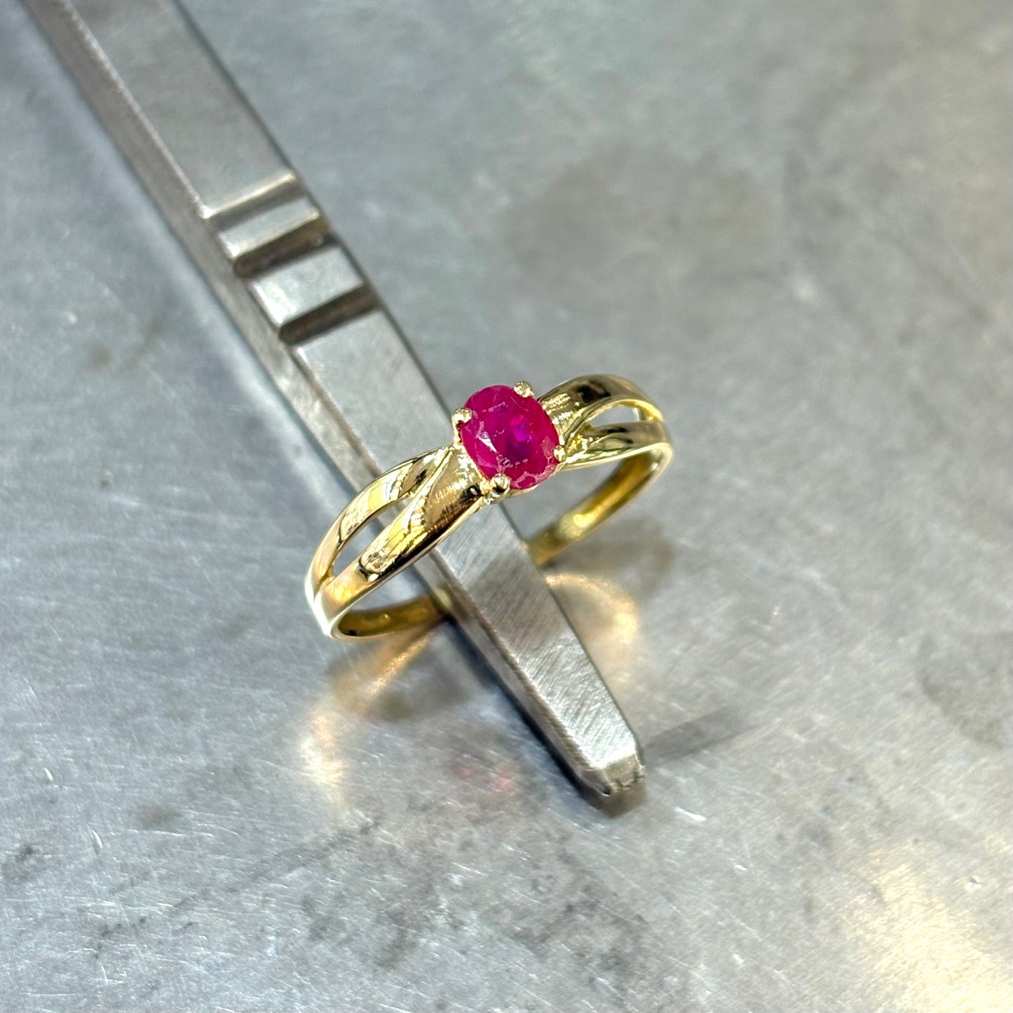 Bague Entrelacs - Or Jaune 750 & Rubis