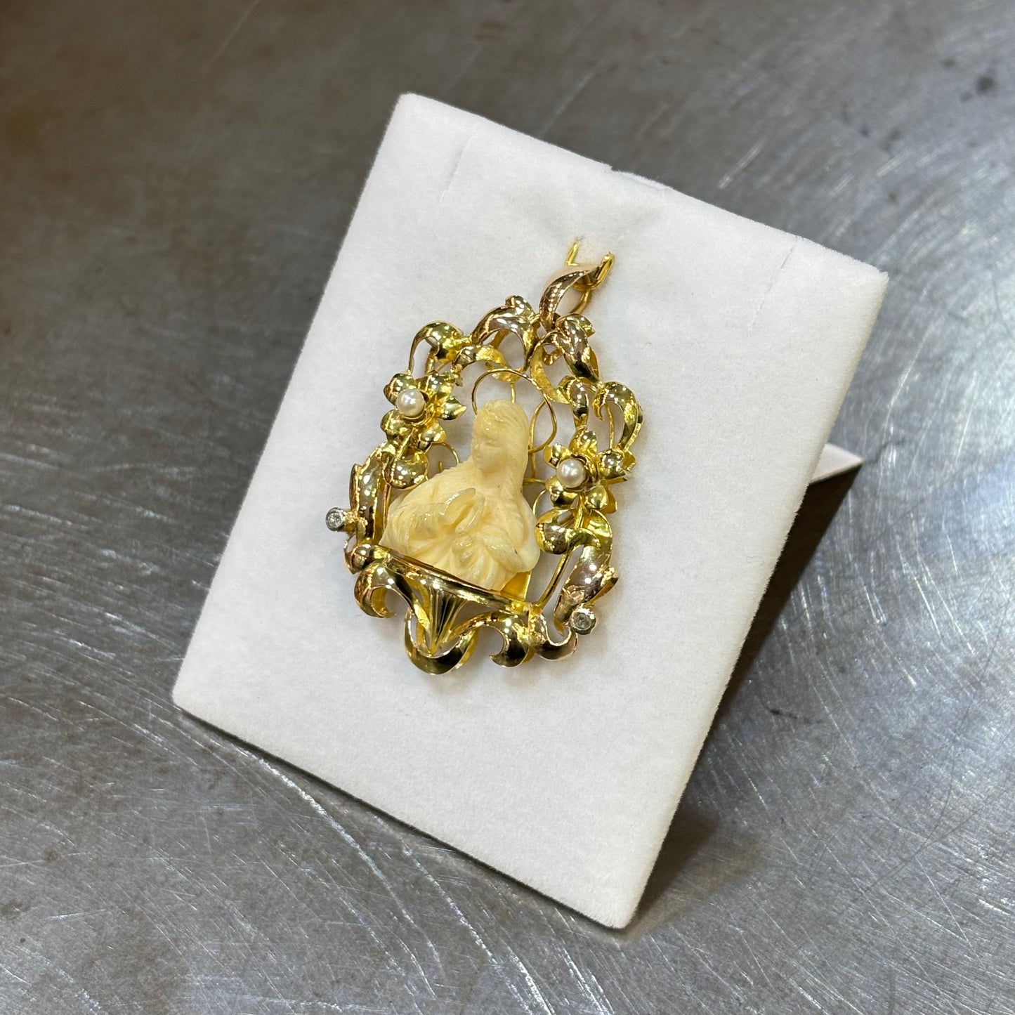 Pendentif Autel Vierge Marie - Or Jaune 750 Perles & Diamants