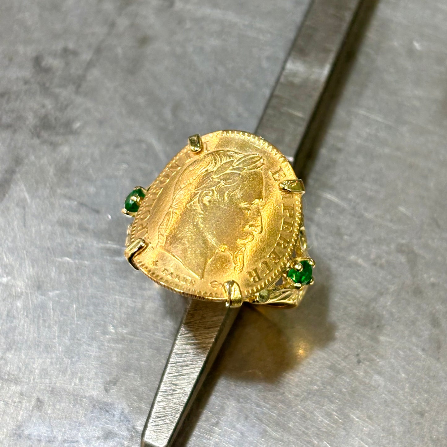 Bague Pièce - Or Jaune 750 & Pièce 10 Francs Napoléon & Émeraudes