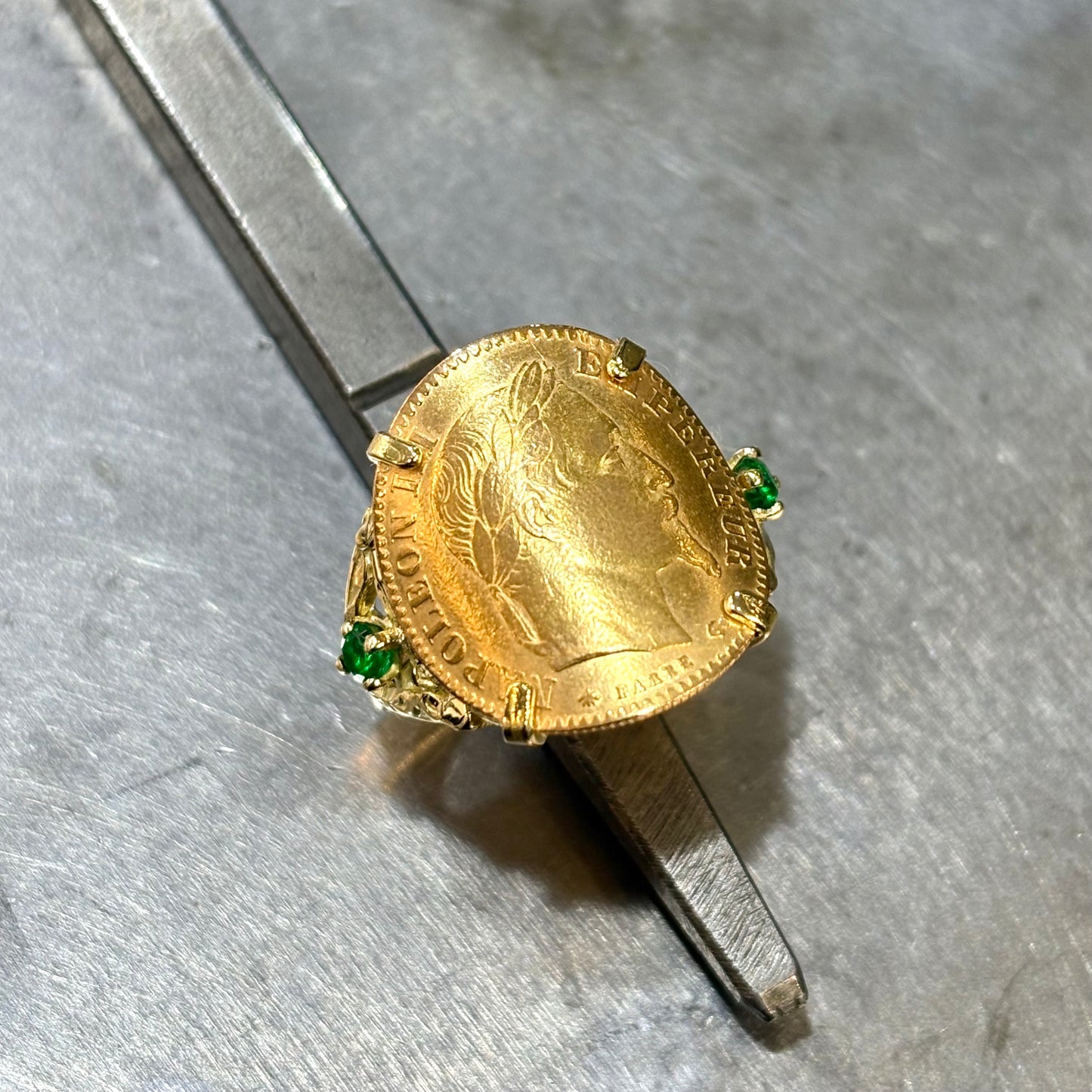 Bague Pièce - Or Jaune 750 & Pièce 10 Francs Napoléon & Émeraudes