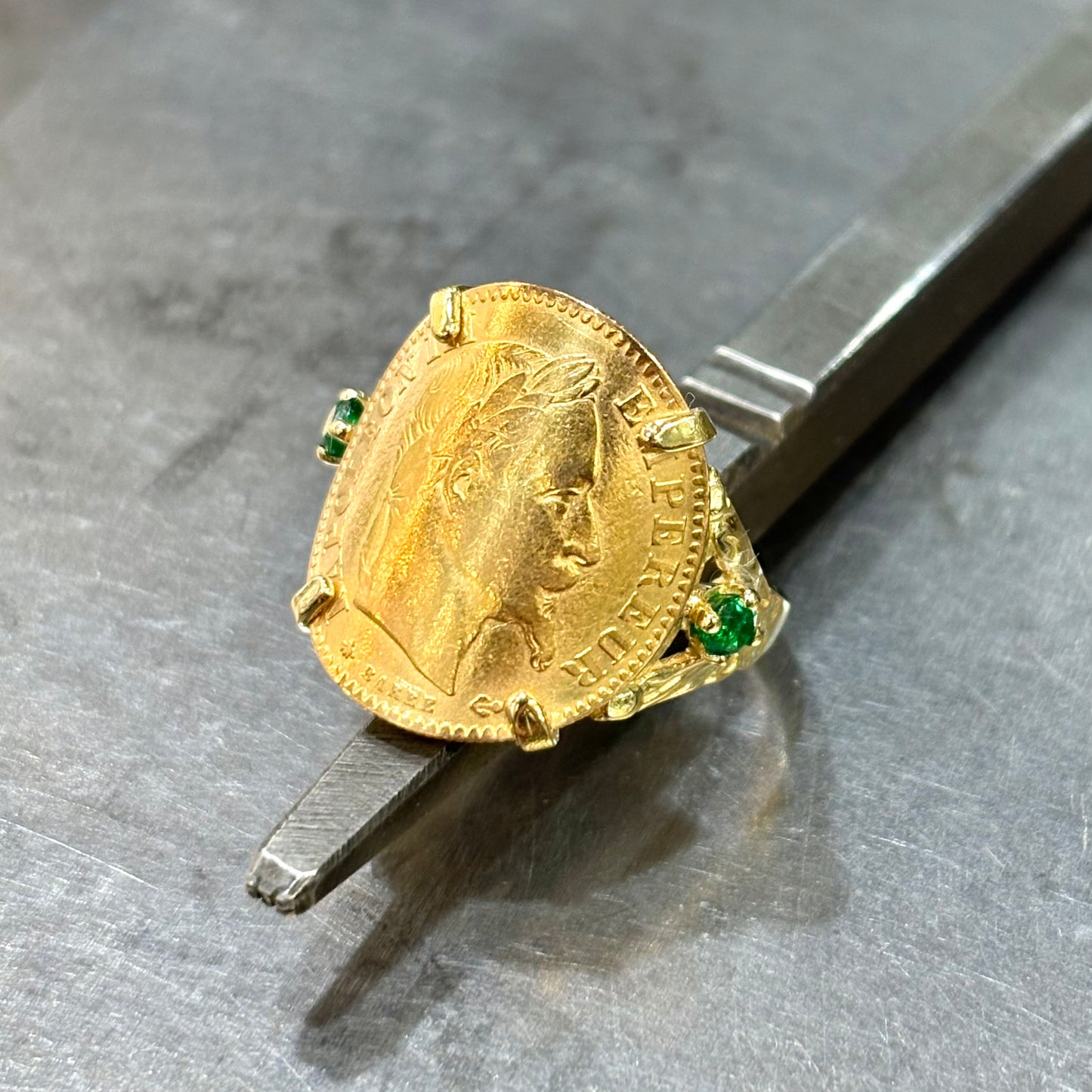 Bague Pièce - Or Jaune 750 & Pièce 10 Francs Napoléon & Émeraudes