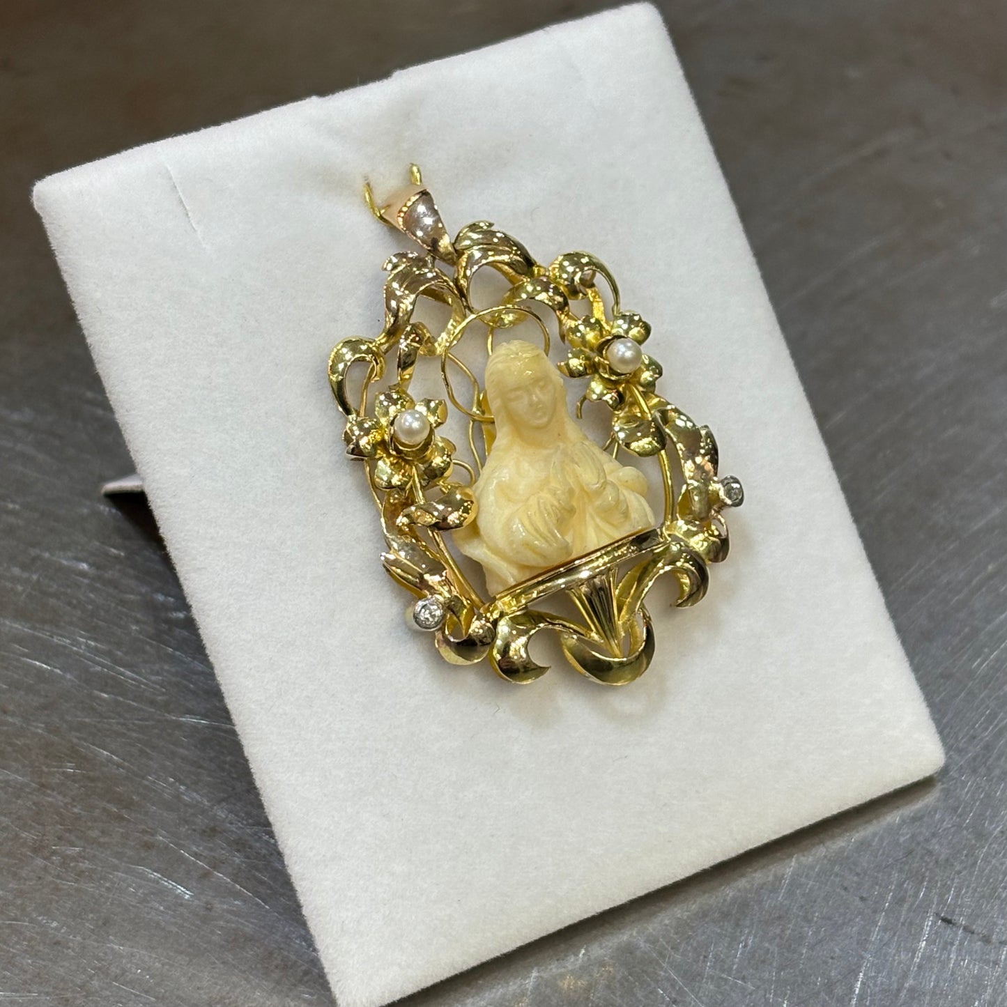 Pendentif Autel Vierge Marie - Or Jaune 750 Perles & Diamants