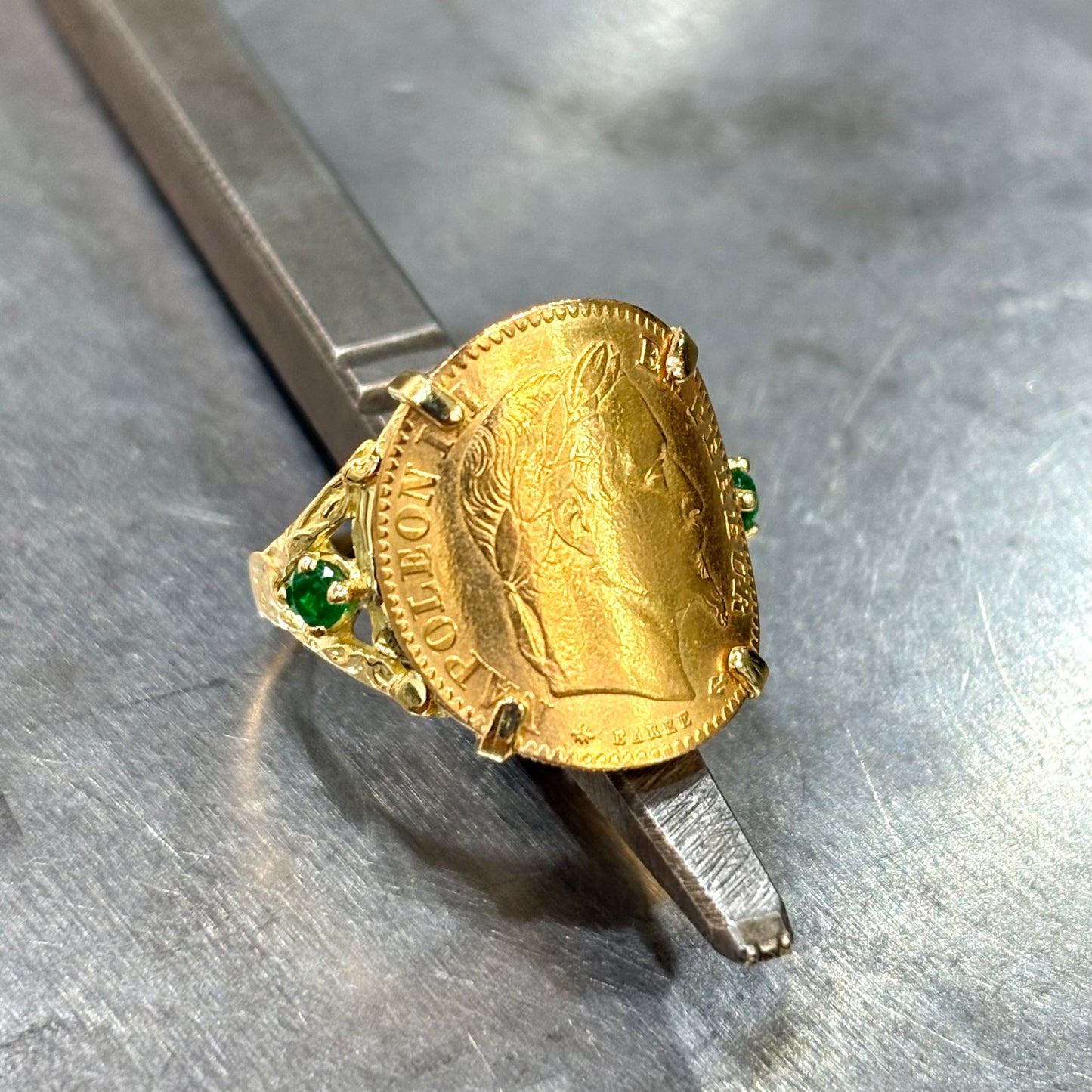 Bague Pièce - Or Jaune 750 & Pièce 10 Francs Napoléon & Émeraudes