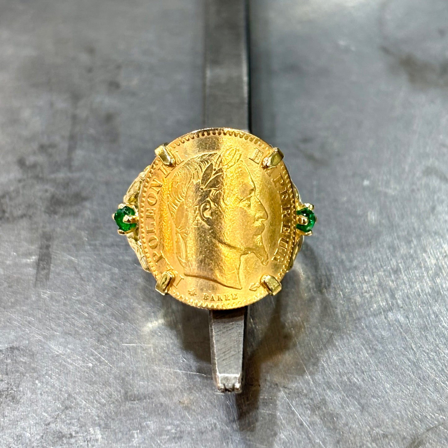 Bague Pièce - Or Jaune 750 & Pièce 10 Francs Napoléon & Émeraudes