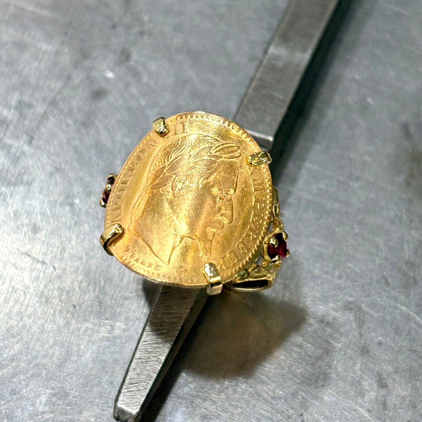 Bague Pièce - Or Jaune 750 & Pièce 10 Francs Napoléon & Rubis