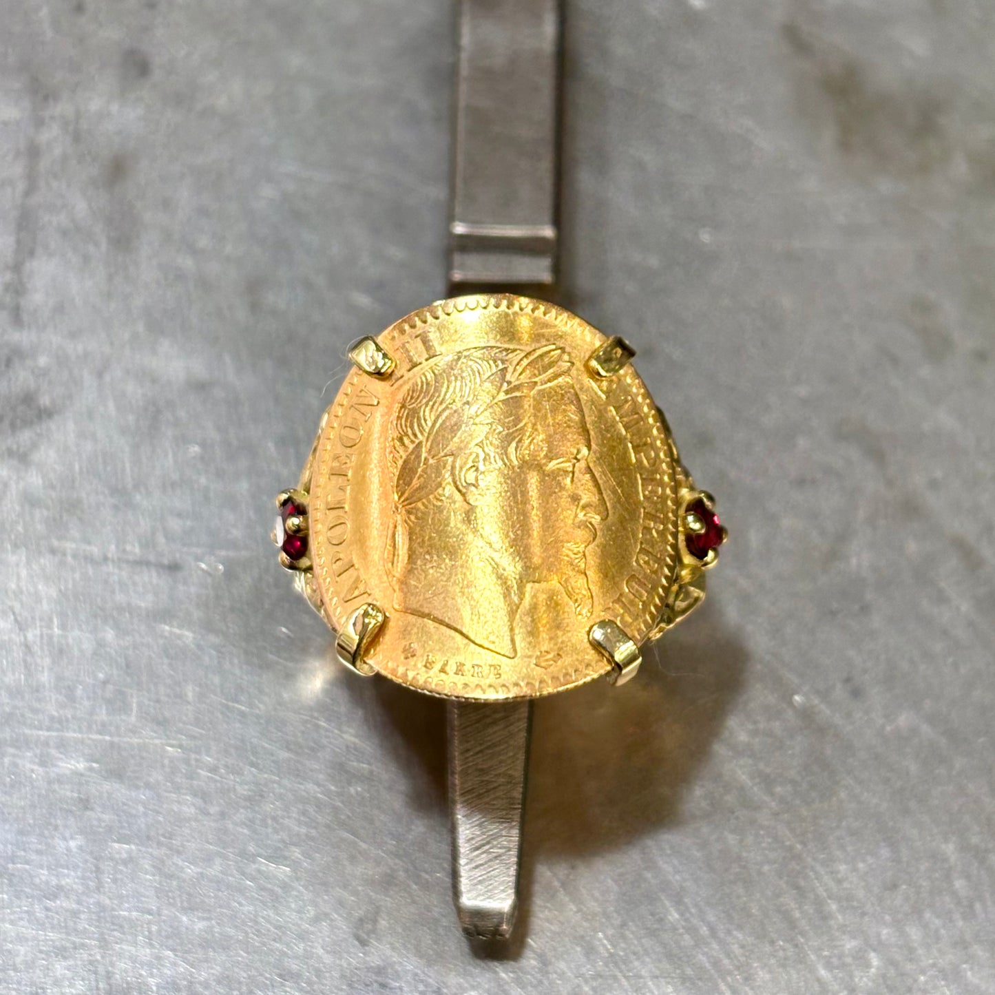 Bague Pièce - Or Jaune 750 & Pièce 10 Francs Napoléon & Rubis