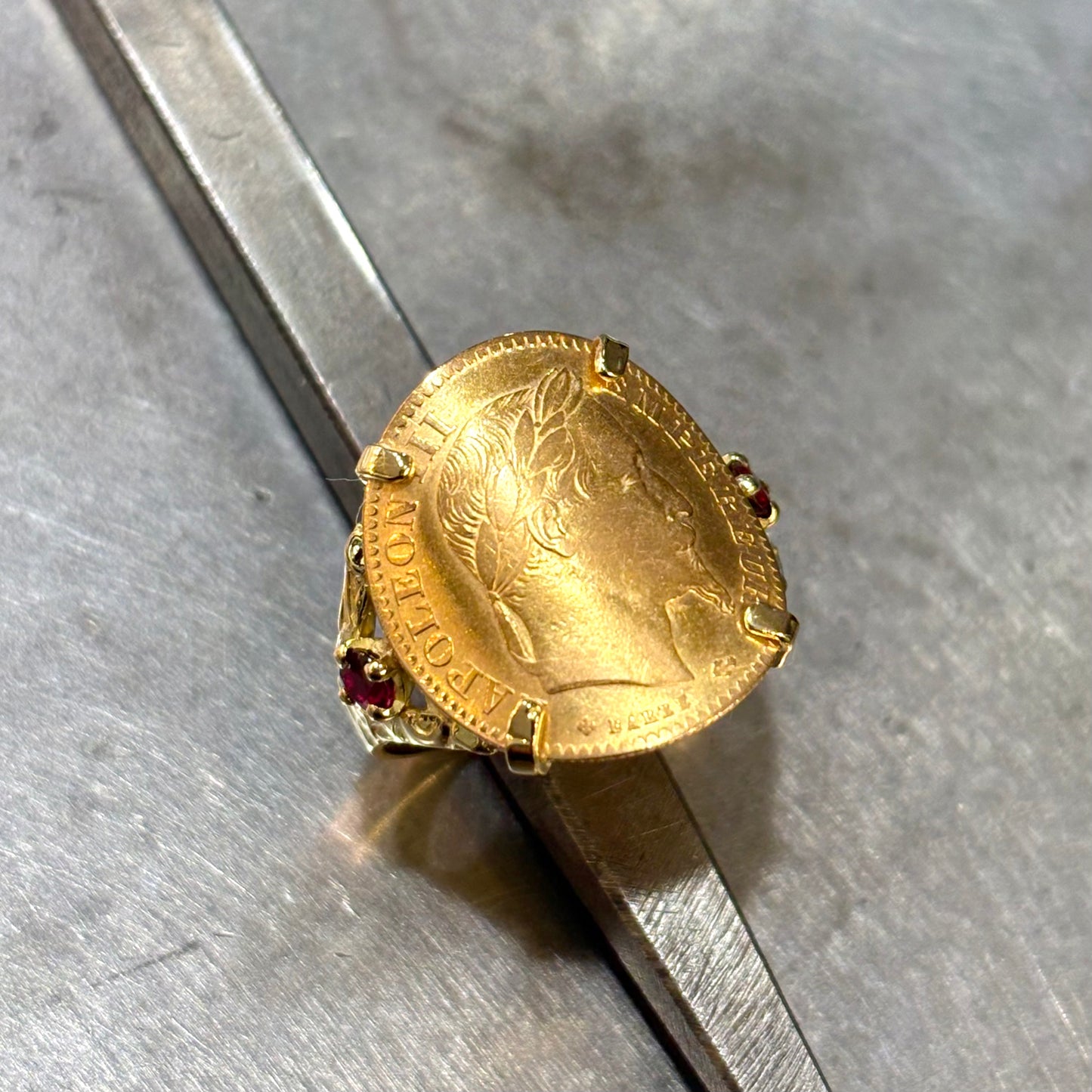 Bague Pièce - Or Jaune 750 & Pièce 10 Francs Napoléon & Rubis