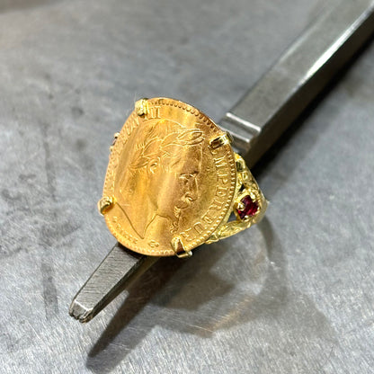 Bague Pièce - Or Jaune 750 & Pièce 10 Francs Napoléon & Rubis