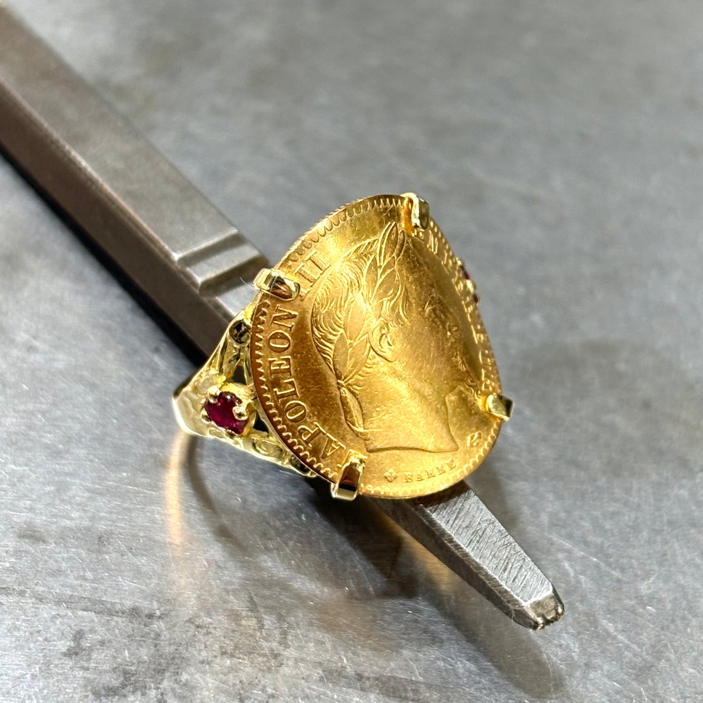 Bague Pièce - Or Jaune 750 & Pièce 10 Francs Napoléon & Rubis