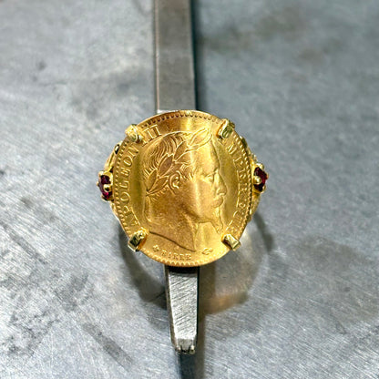 Bague Pièce - Or Jaune 750 & Pièce 10 Francs Napoléon & Rubis