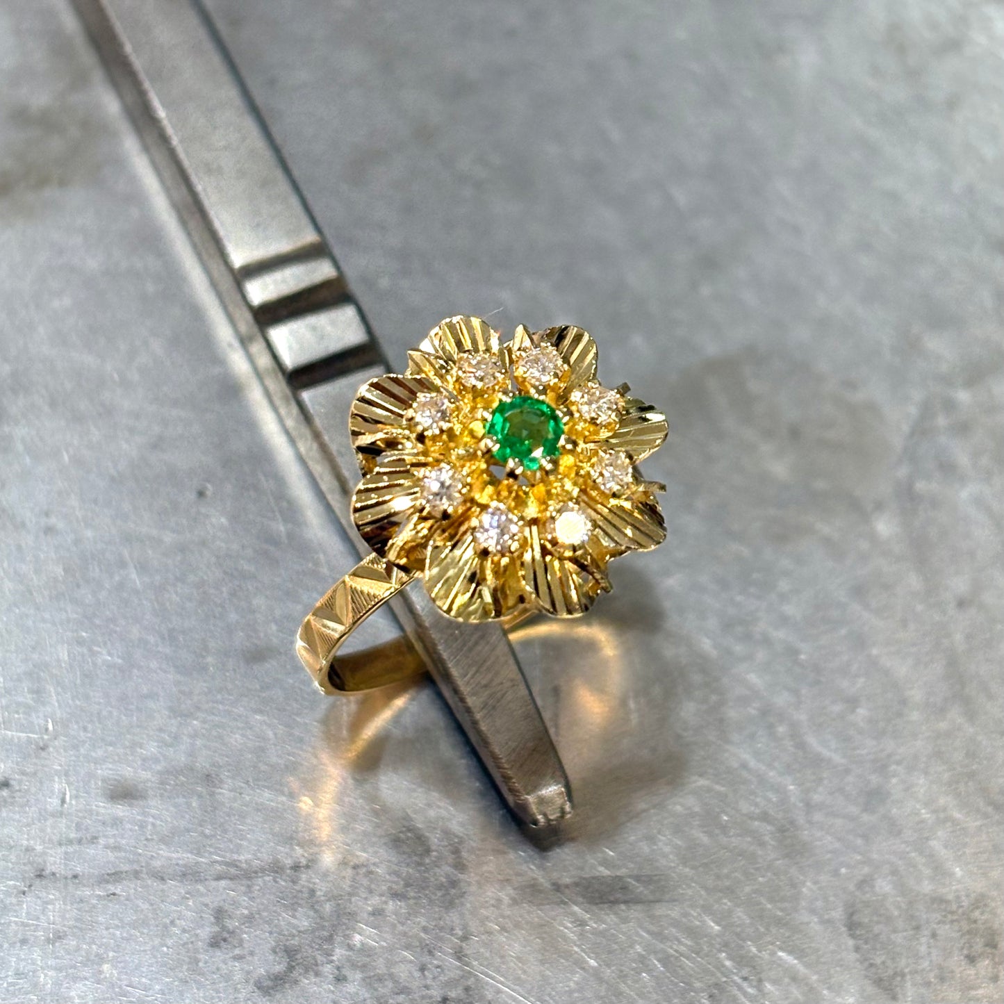 Bague Marguerite - Or Jaune 750 Émeraude & Diamants