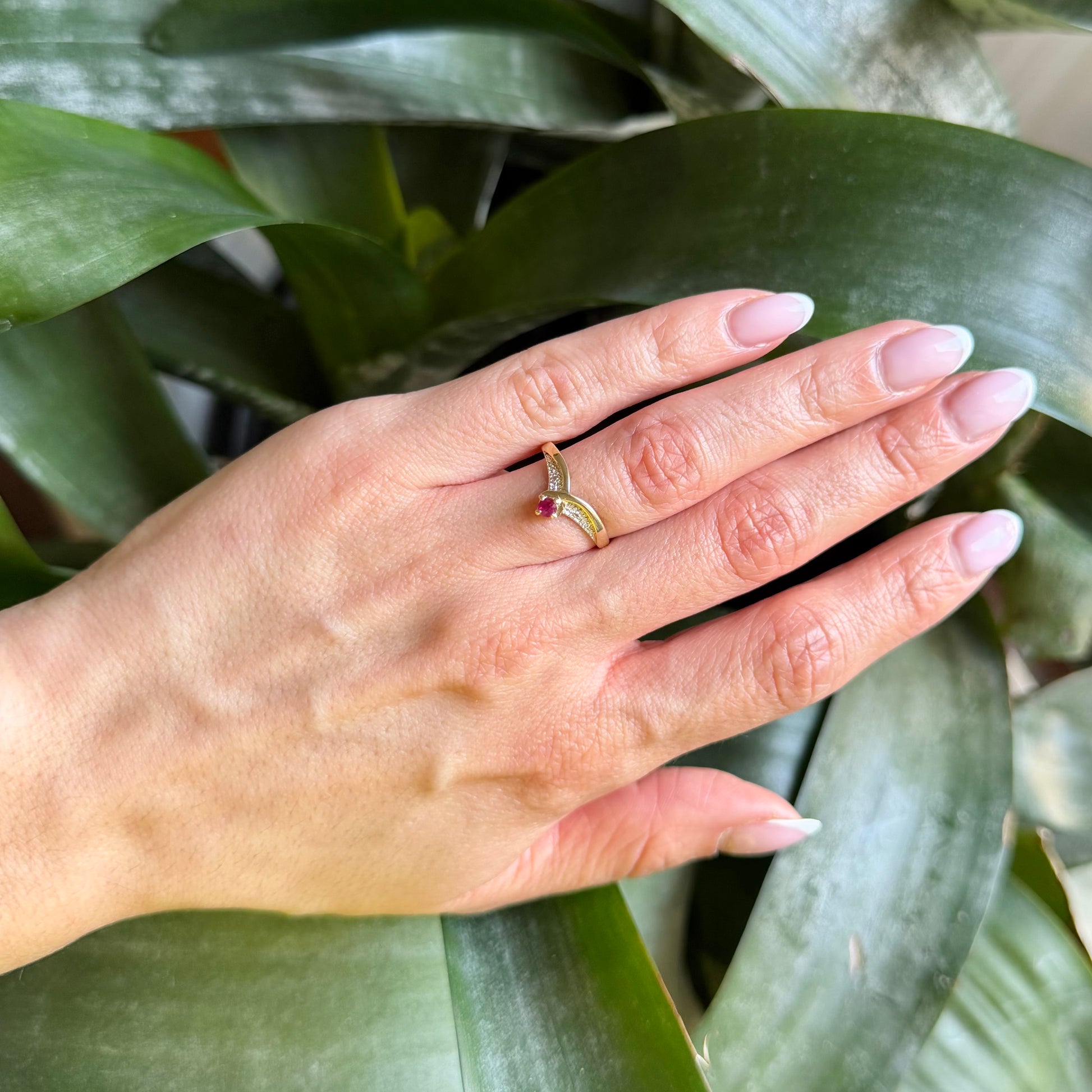 Bague V - Or Jaune 750 & Rubis
