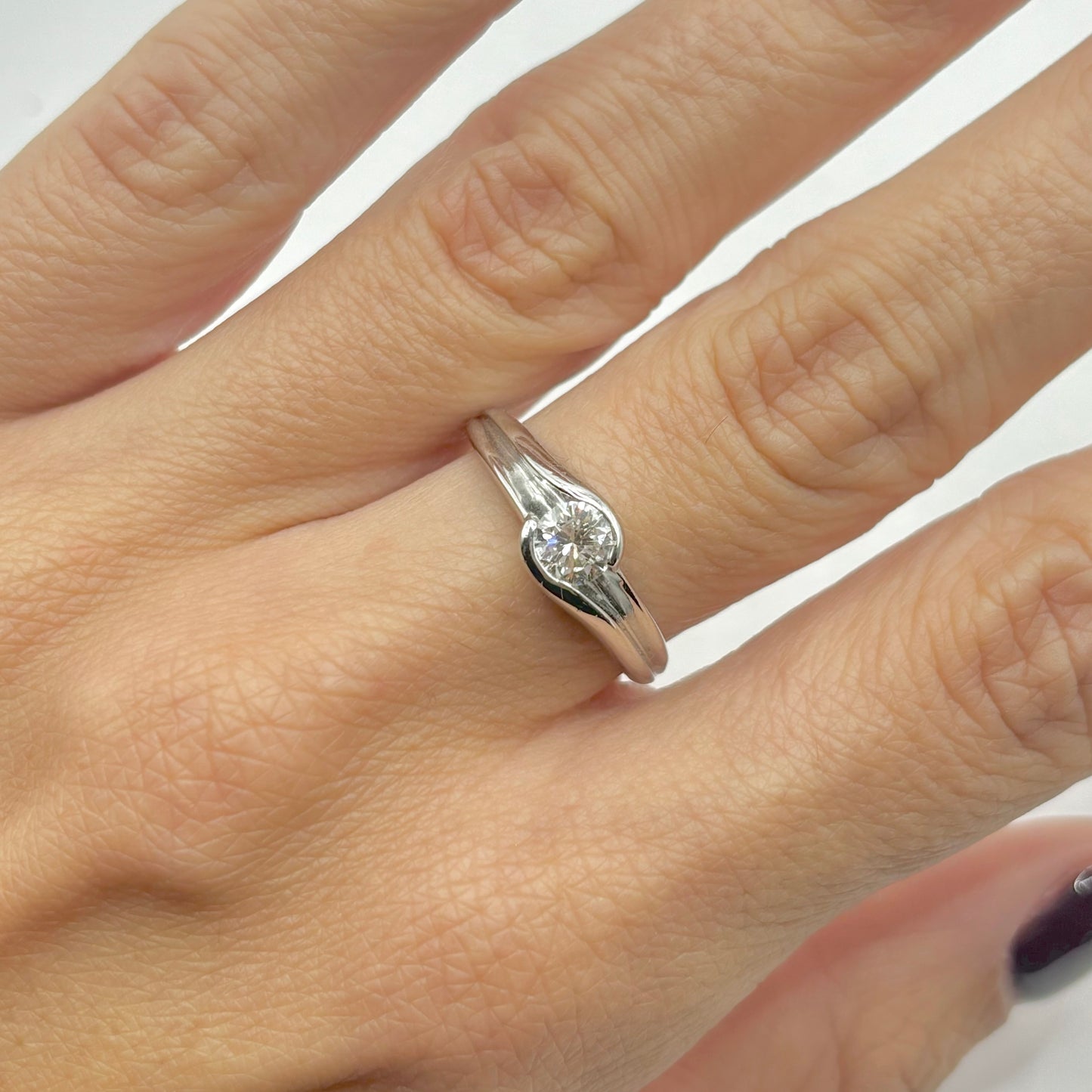 Solitaire Ring - 750 White Gold &amp; Diamond