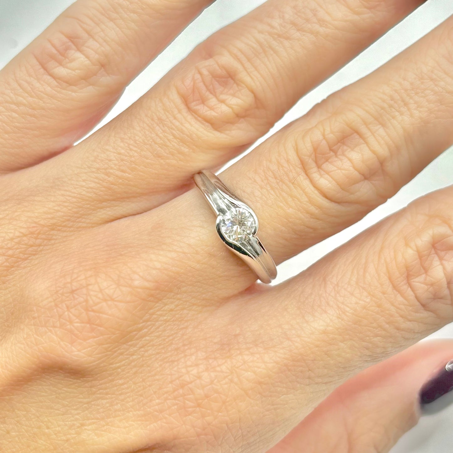 Solitaire Ring - 750 White Gold &amp; Diamond