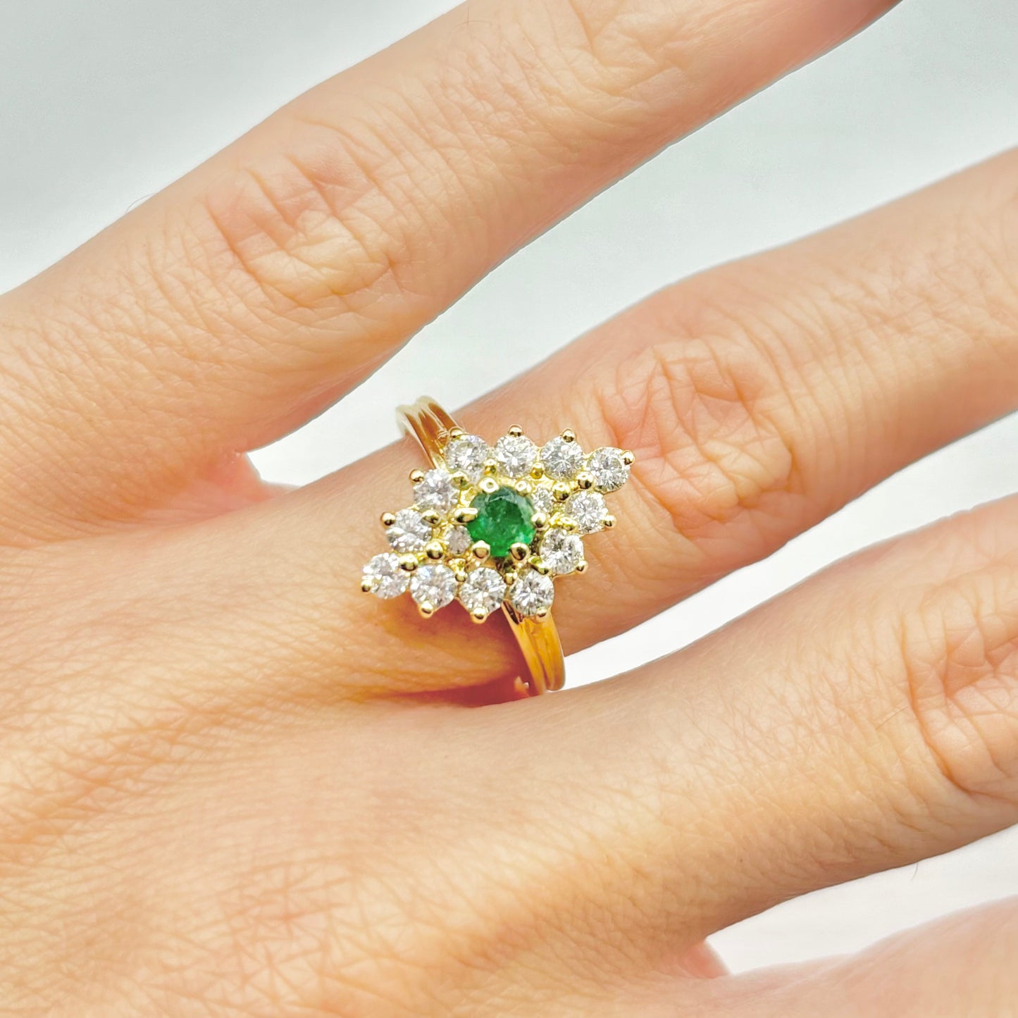 Marguerite Ring - 750 Yellow Gold Emerald &amp; Diamonds