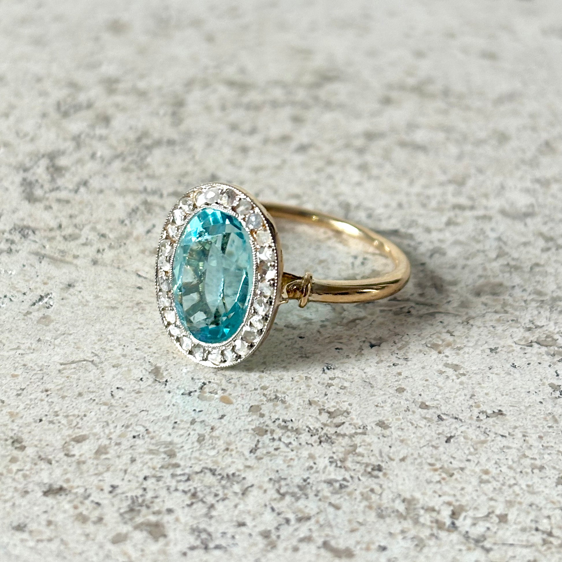 Bague Entourage Vintage - Or Jaune Diamants & Topaze de Synthèse