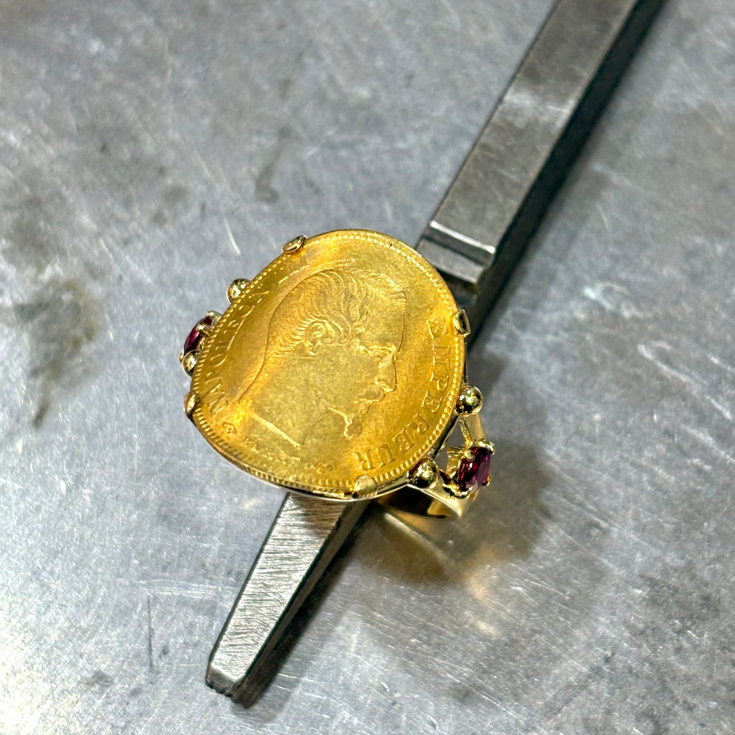 Bague Pièce - Or Jaune 750 Pièce 10 Francs Napoléon & Rubis