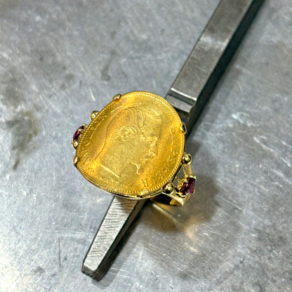 Bague Pièce - Or Jaune 750 Pièce 10 Francs Napoléon & Rubis