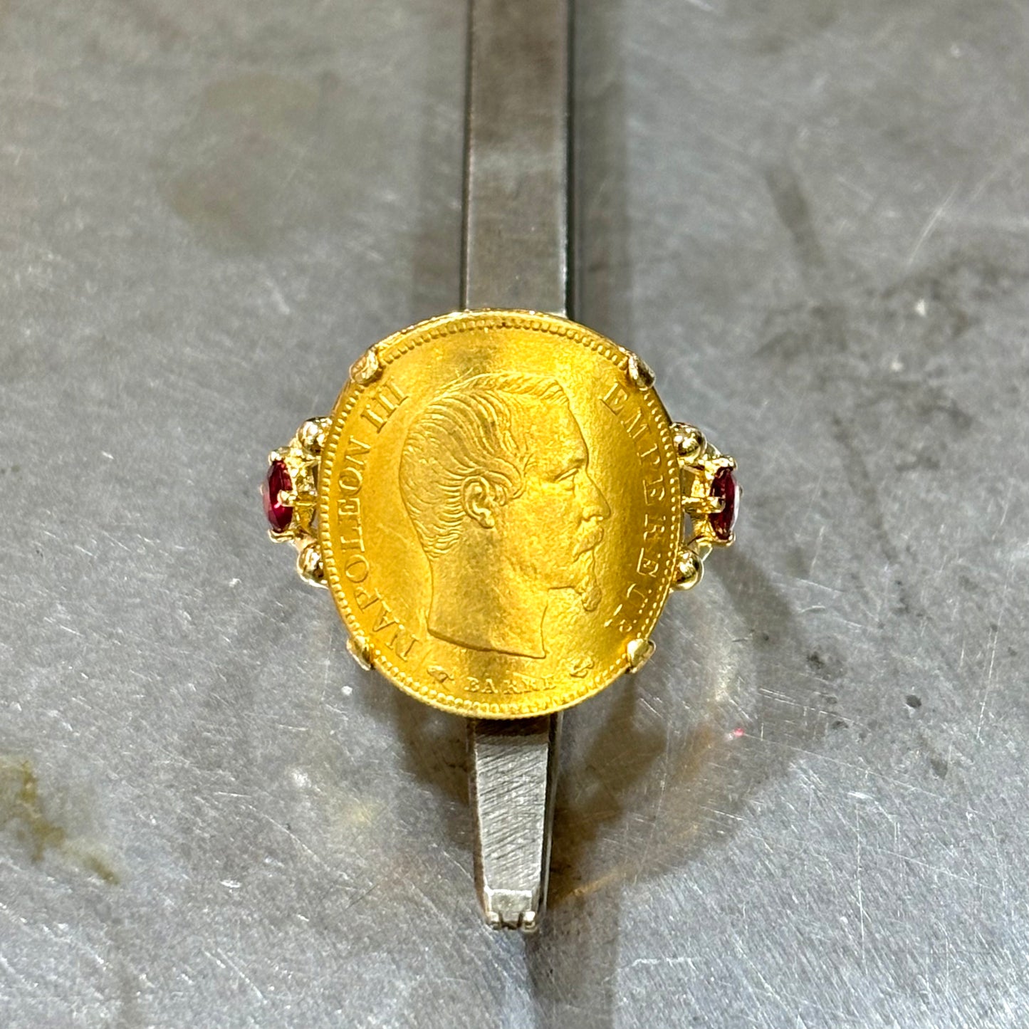 Bague Pièce - Or Jaune 750 Pièce 10 Francs Napoléon & Rubis