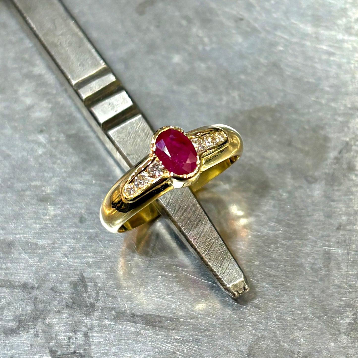 Bague Jonc - Or Jaune 750 Rubis & Diamants