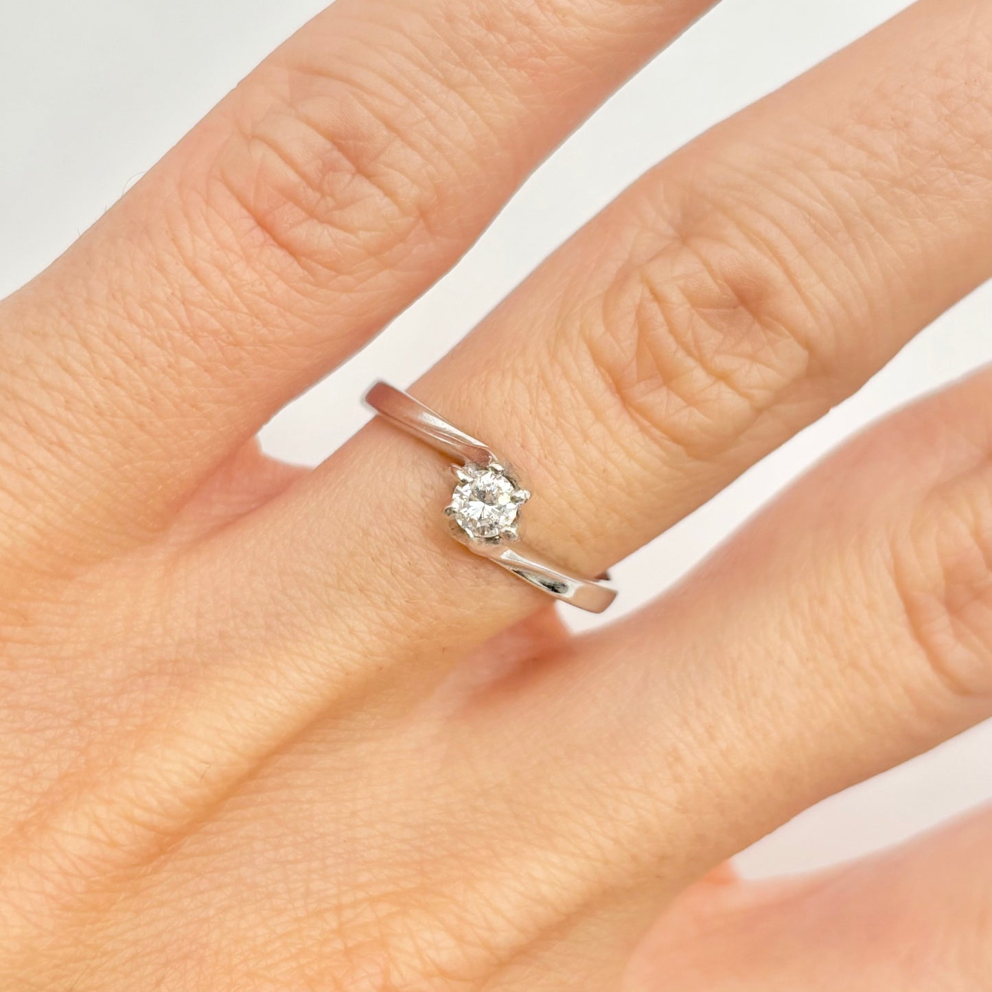 Solitaire Ring - 750 White Gold &amp; Diamond