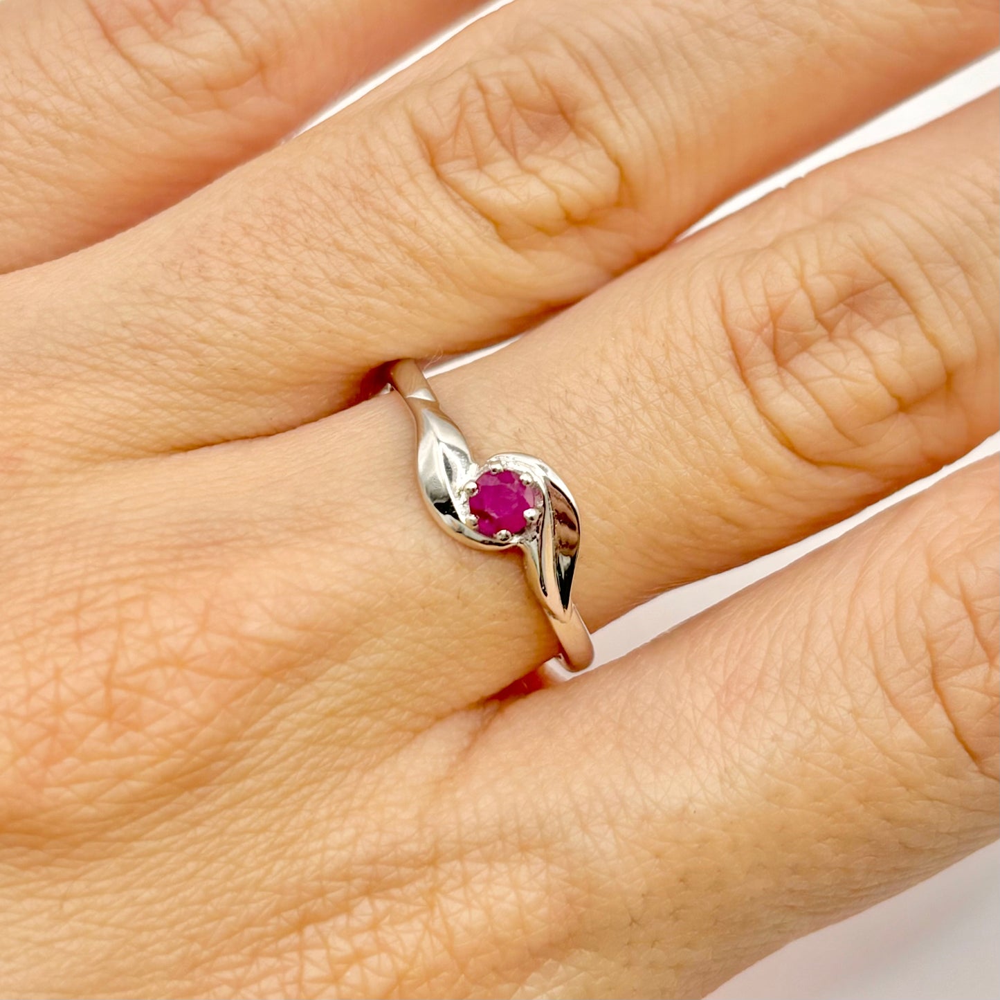 Fiore Ring - 750 White Gold &amp; Ruby