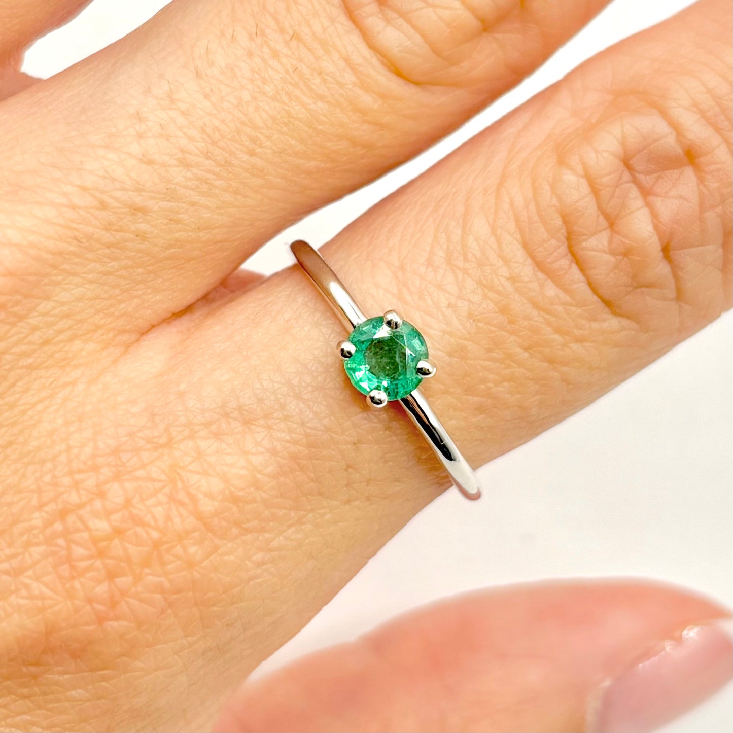 Natori Ring - 750 White Gold &amp; Emerald