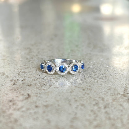 Bague Demi-Alliance Halo - Or Blanc 750 Saphirs & Diamants