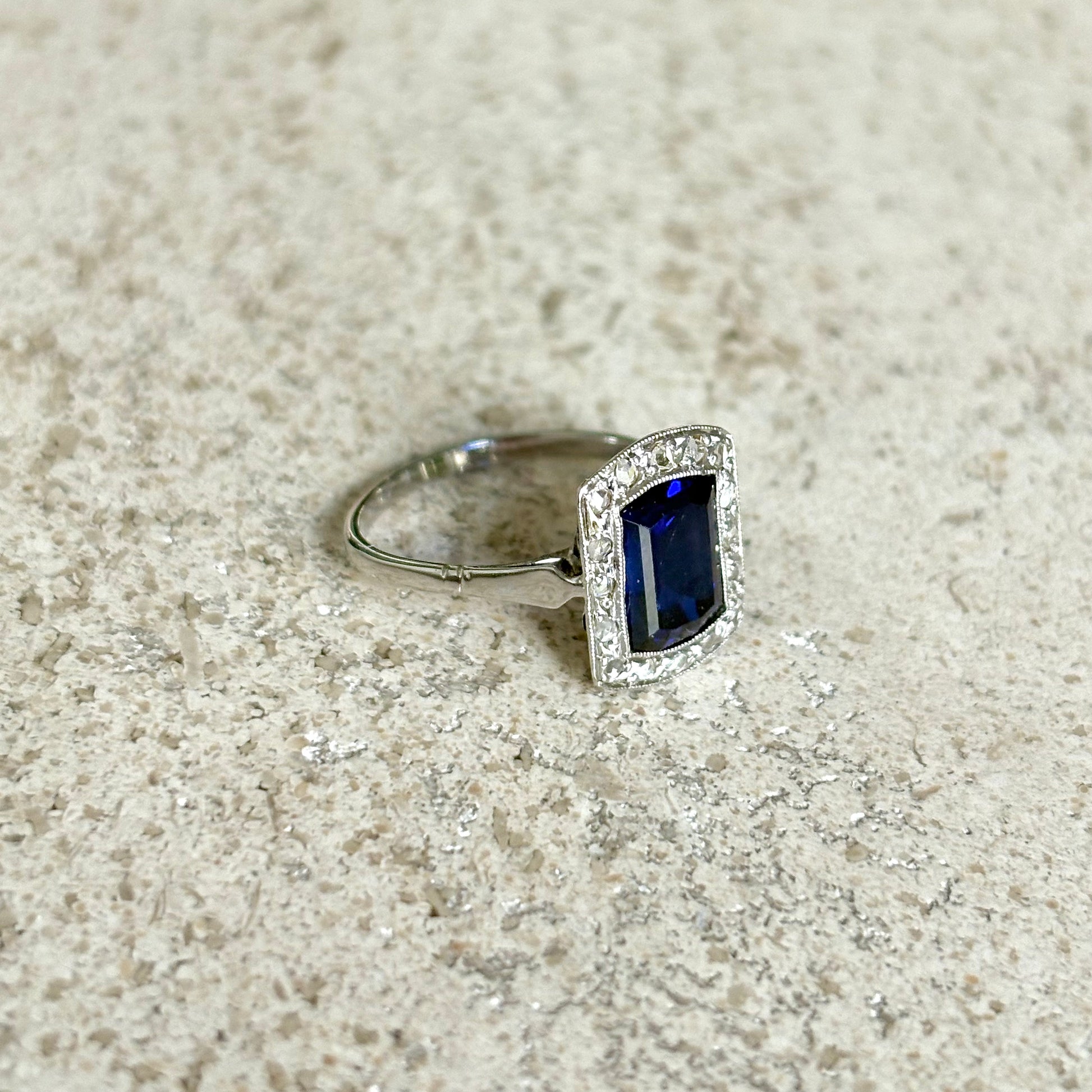 Bague Art Déco Vintage - Or Blanc 750 Diamants & Saphir