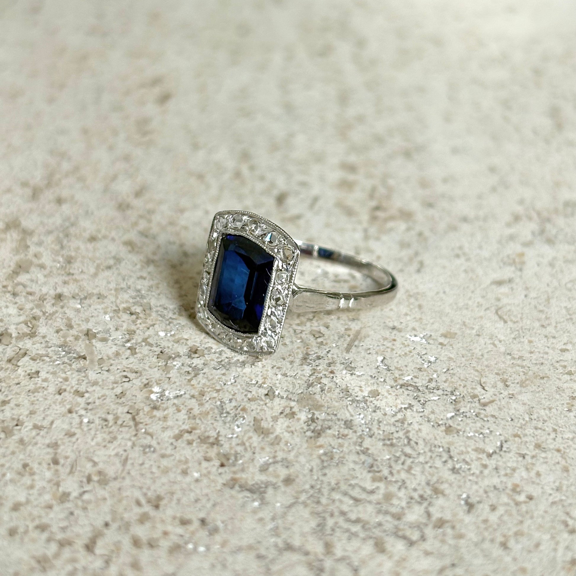 Bague Art Déco Vintage - Or Blanc 750 Diamants & Saphir