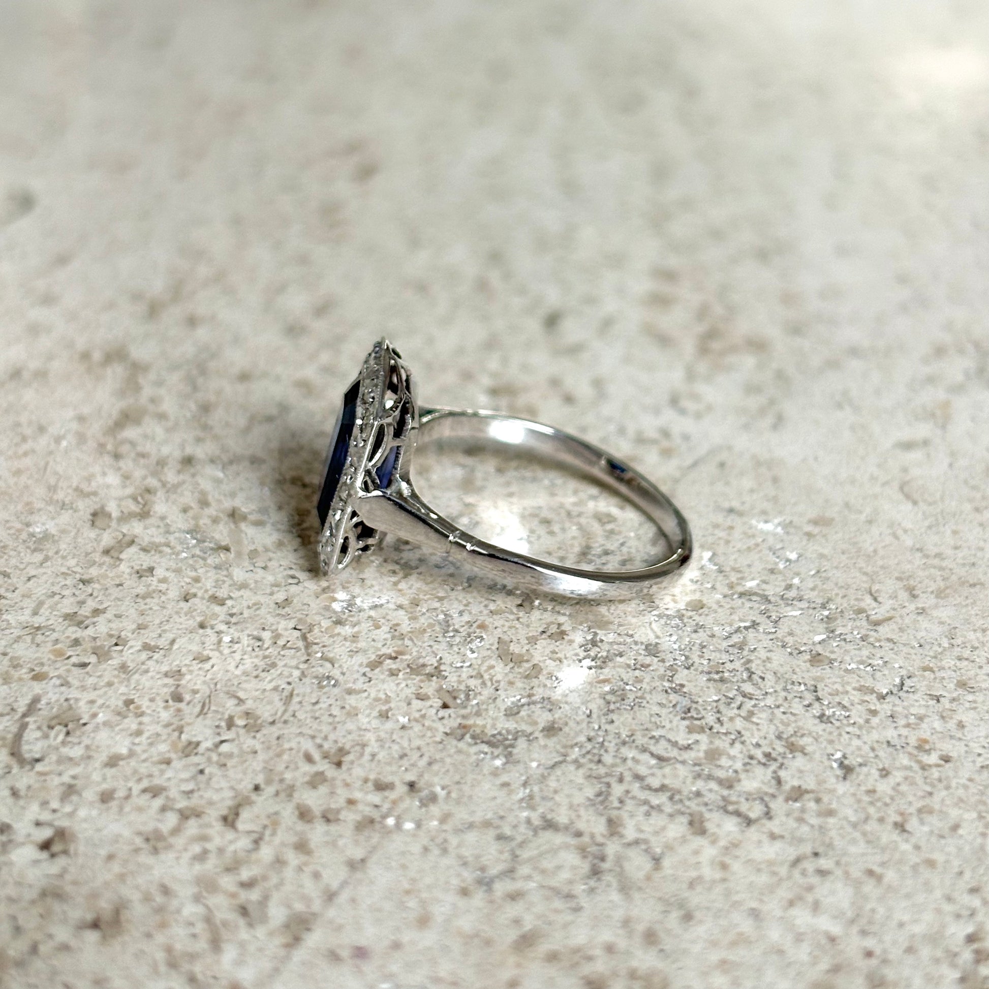 Bague Art Déco Vintage - Or Blanc 750 Diamants & Saphir