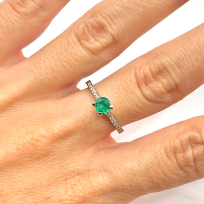 Ring - 750 White Gold Emerald &amp; Diamonds