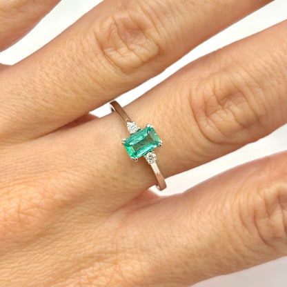 Ring - 750 White Gold Emerald &amp; Diamonds