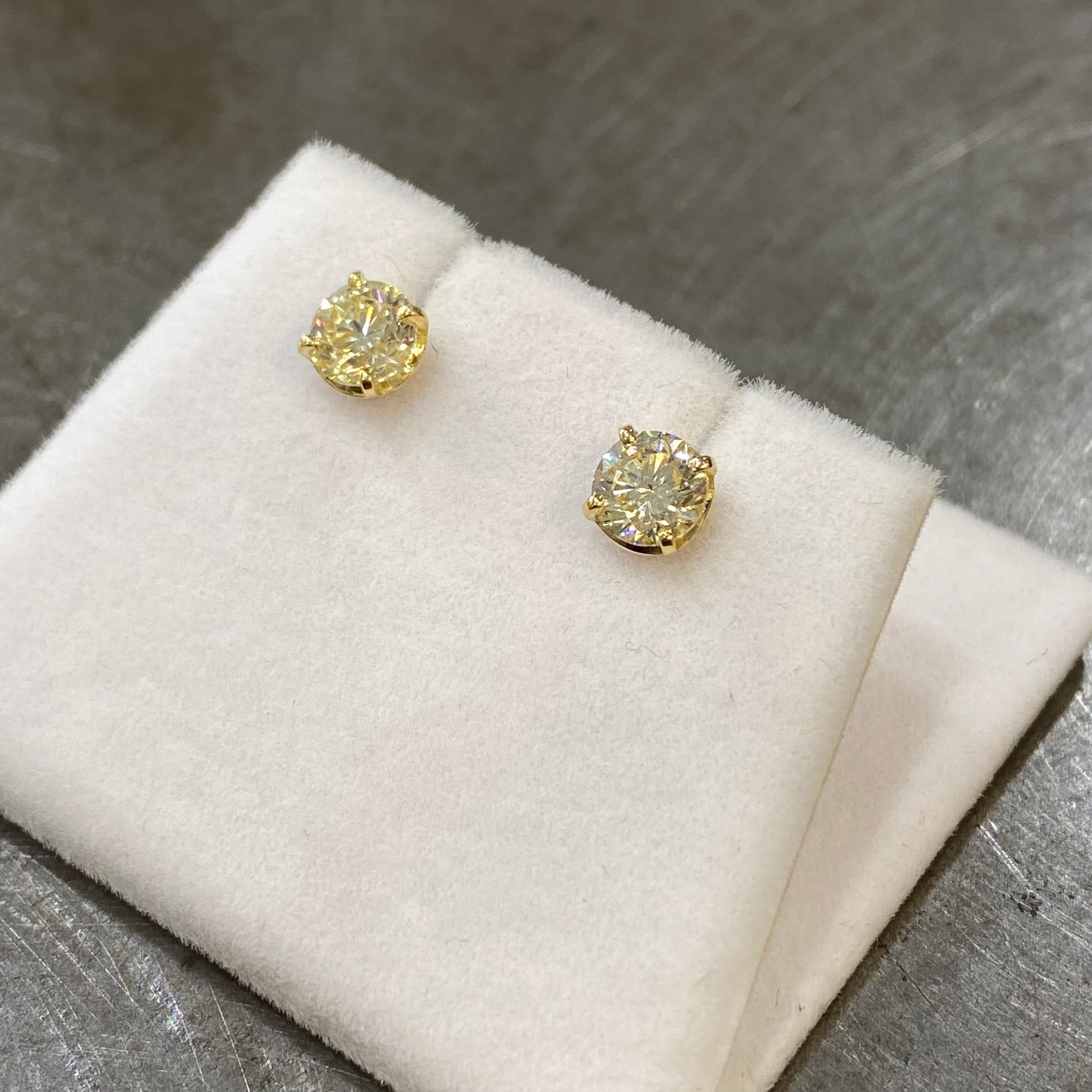 Boucles D'oreilles Puces Solitaire - Or Jaune 750 & Diamants Création Fremont