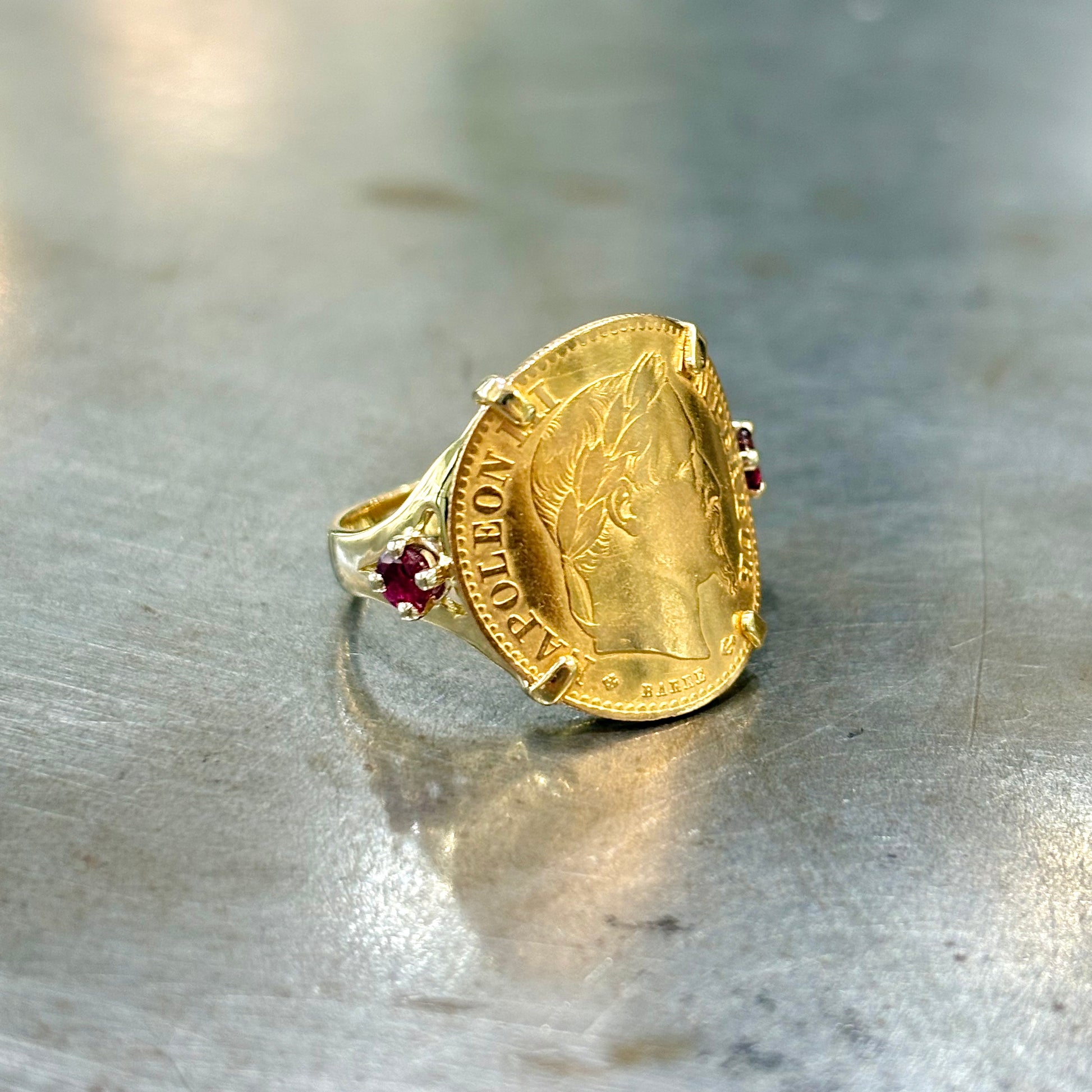 Bague Pièce - Or Jaune 750 & Pièce 10 Francs Napoléon & Rubis