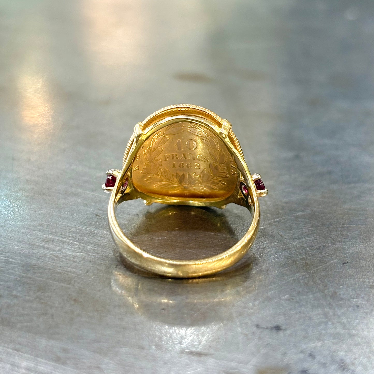 Bague Pièce - Or Jaune 750 & Pièce 10 Francs Napoléon & Rubis