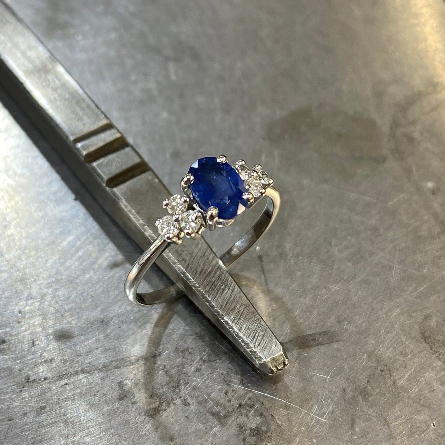 Bague Nausicaä - Or Blanc 750 Saphir & Diamants Création Fremont