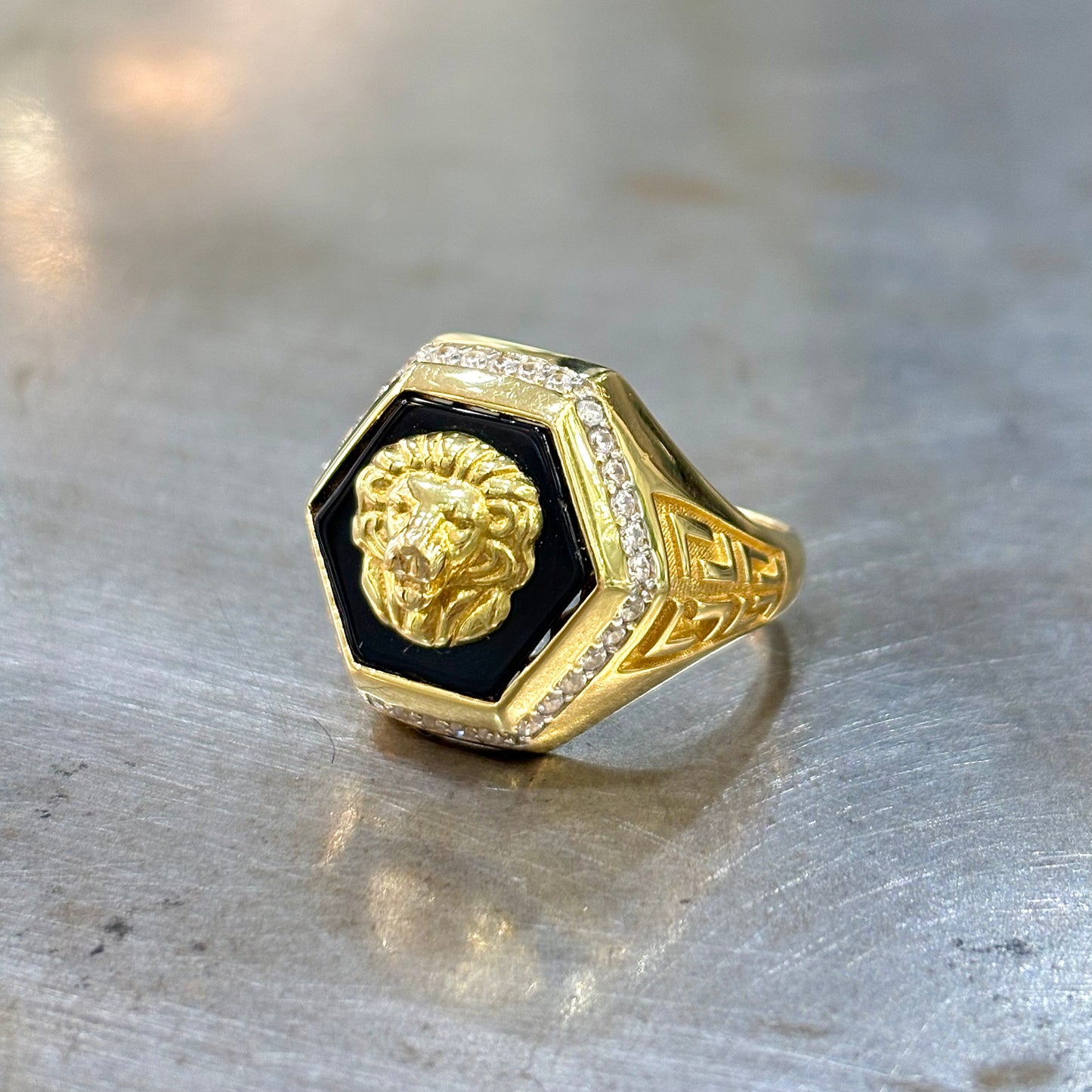 Bague Chevalière Lion - Or Jaune 750 Onyx & Zircons