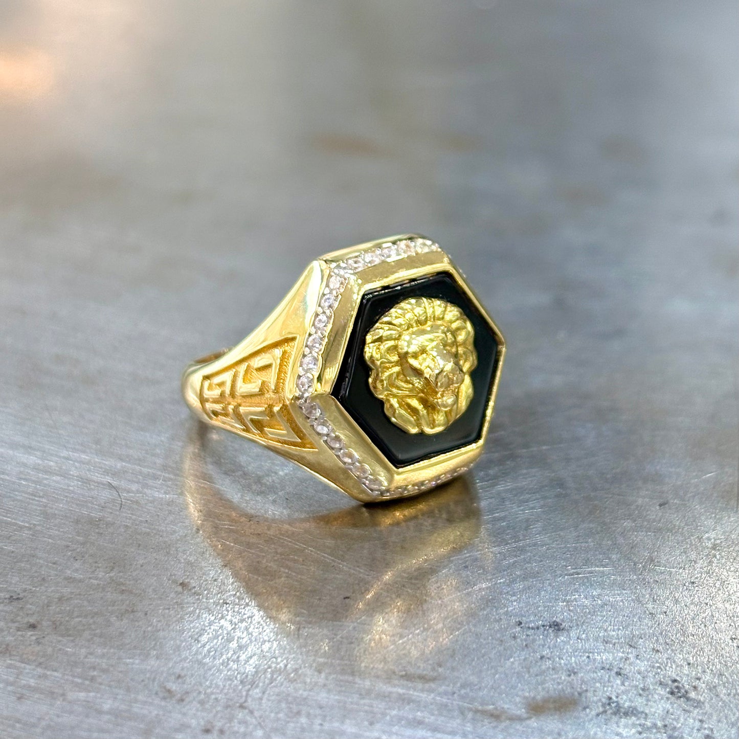 Bague Chevalière Lion - Or Jaune 750 Onyx & Zircons