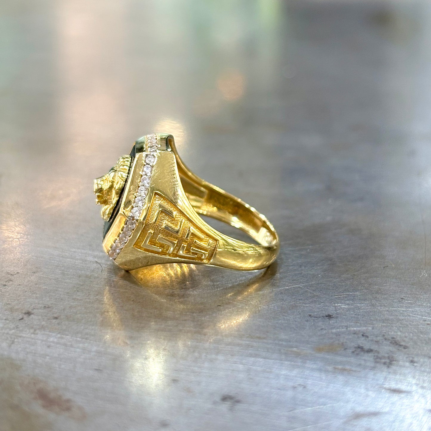 Bague Chevalière Lion - Or Jaune 750 Onyx & Zircons