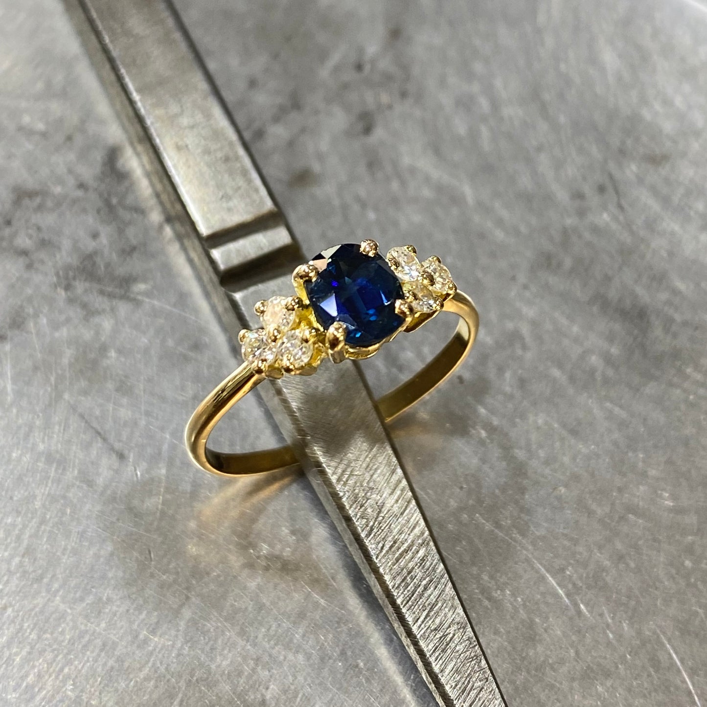 Bague Nausicaä - Or Jaune 750 Saphir & Diamants Création Fremont