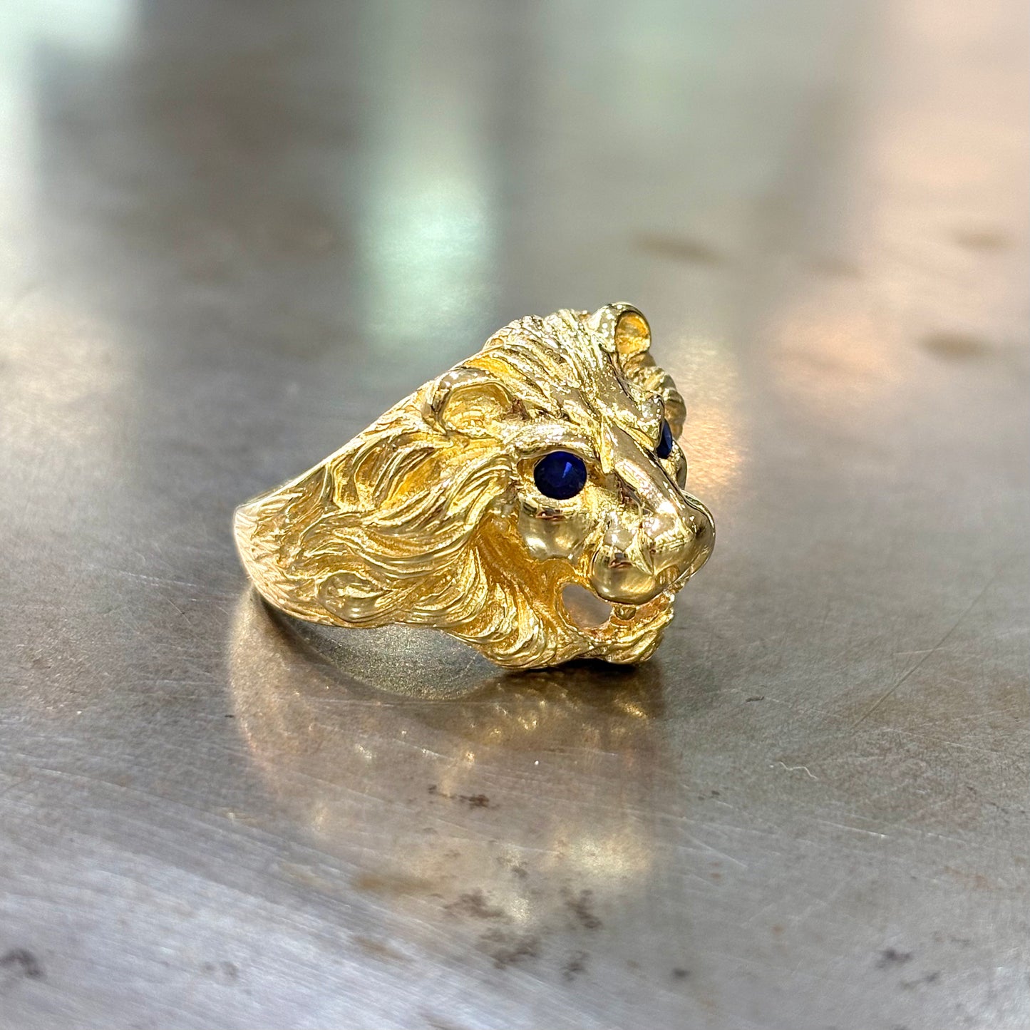 Bague Chevalière Lion - Or Jaune 750 & Saphirs