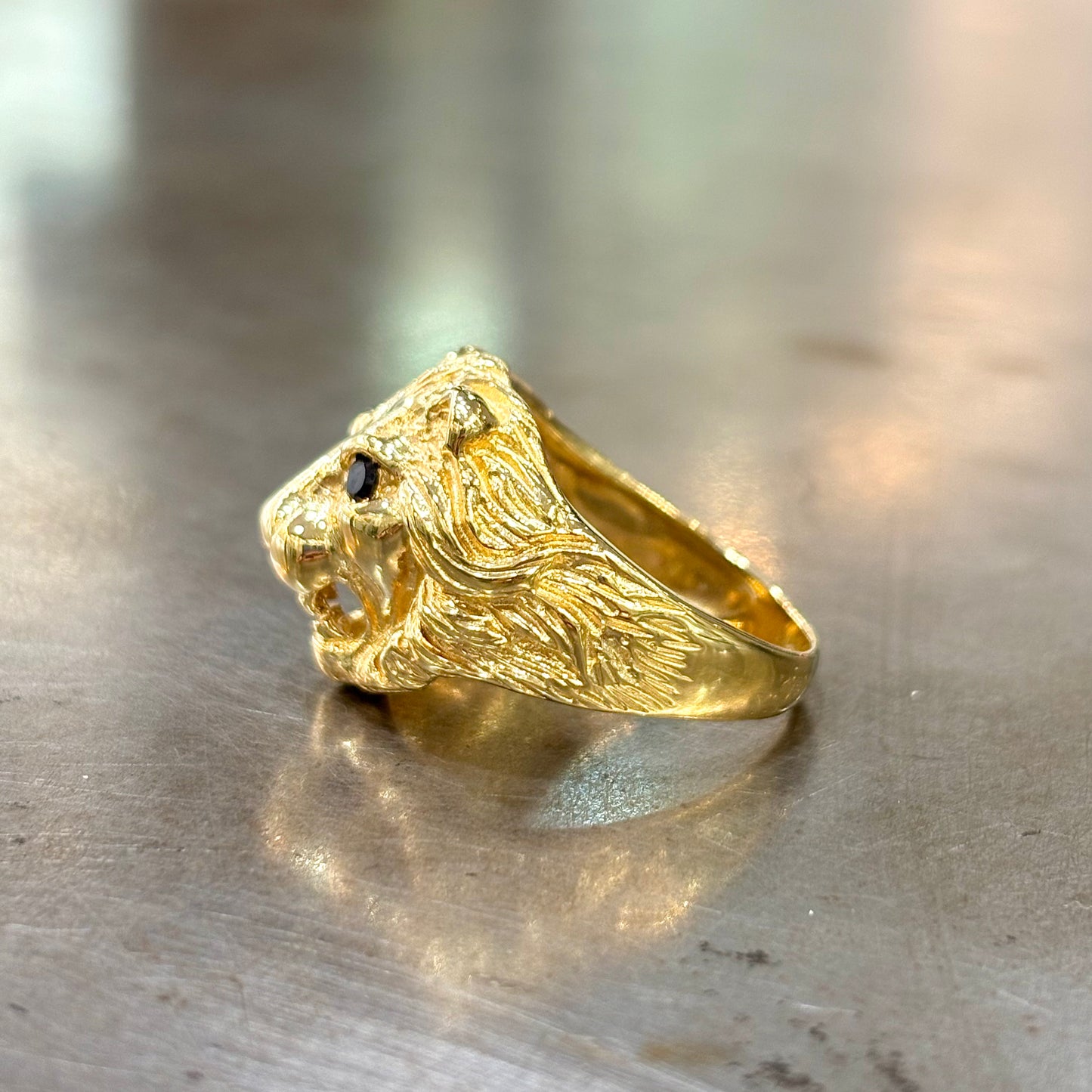 Bague Chevalière Lion - Or Jaune 750 & Saphirs