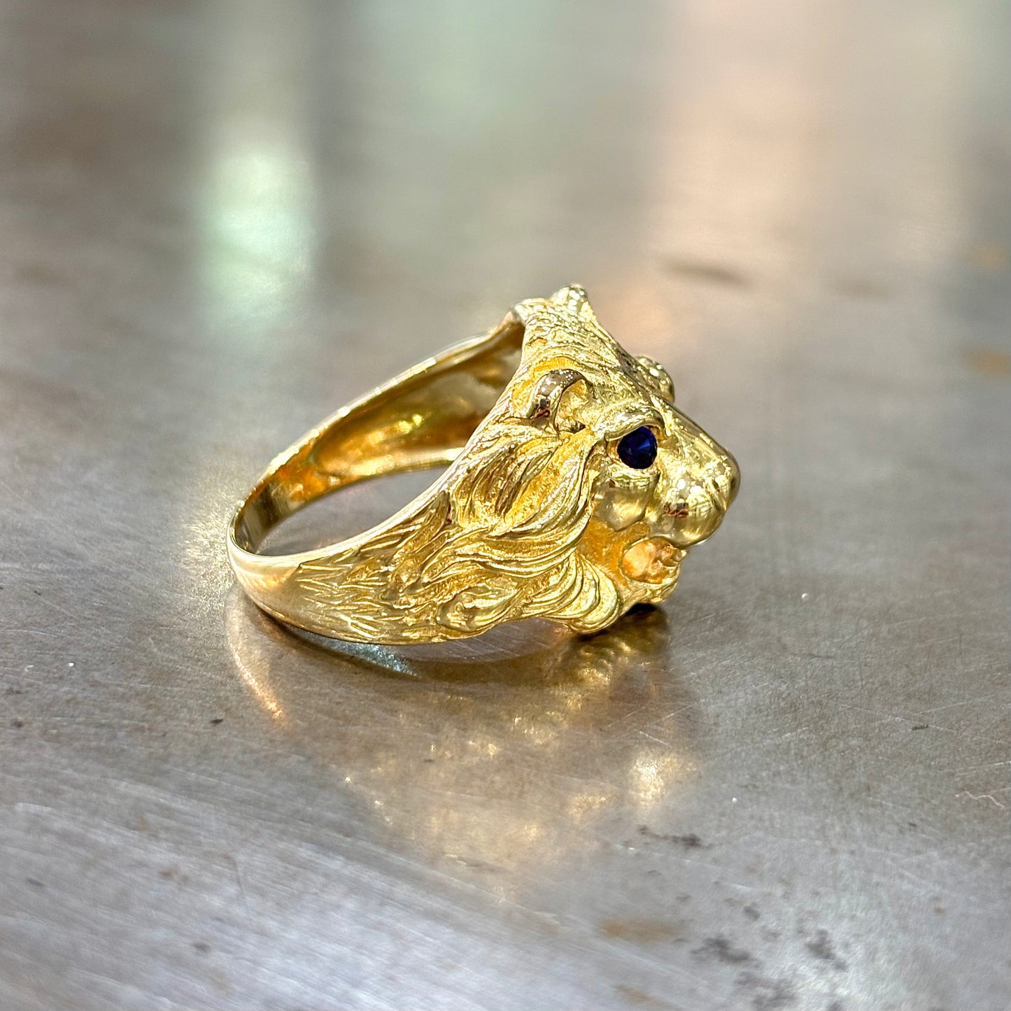 Bague Chevalière Lion - Or Jaune 750 & Saphirs